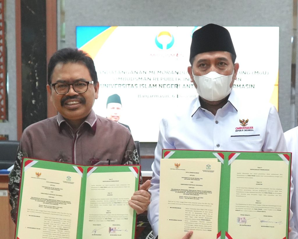 Nota kesepahaman yang telah ditandatangani Rektor UIN Antasari dan Ketua Ombudsman RI (Foto:Humas/Hadi Rustami)