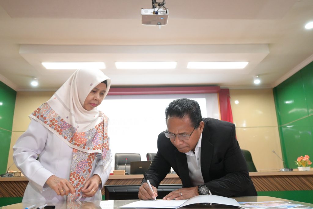 Dekan Fakultas Syariah Dr. Hj. Amelia Rahmaniah, M.H. saat menandatangani MoU dengan Direktur Pascasarjana Unital (Foto:Humas)