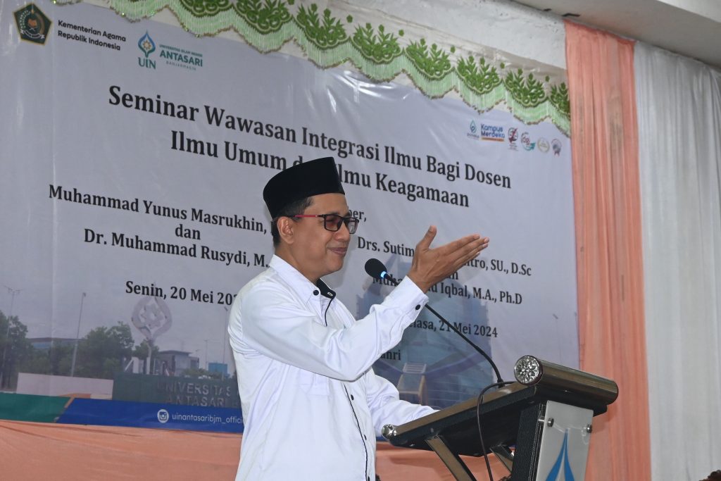 Ketua LPM UIN Antasari Prof. Dr. Syaugi, M.A., M.A. saat menyampaikan laporan (Foto:Humas/Jamal Ripani)