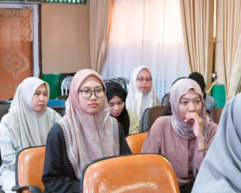 Para mahasiswi UIN Antasari saat mengikuti pembukaan Seminar Internasional (Foto:Humas)