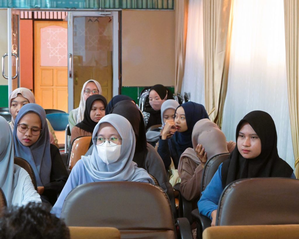 Para mahasiswi saat mengikuti pembukaan Seminar Internasional (Foto:Humas)