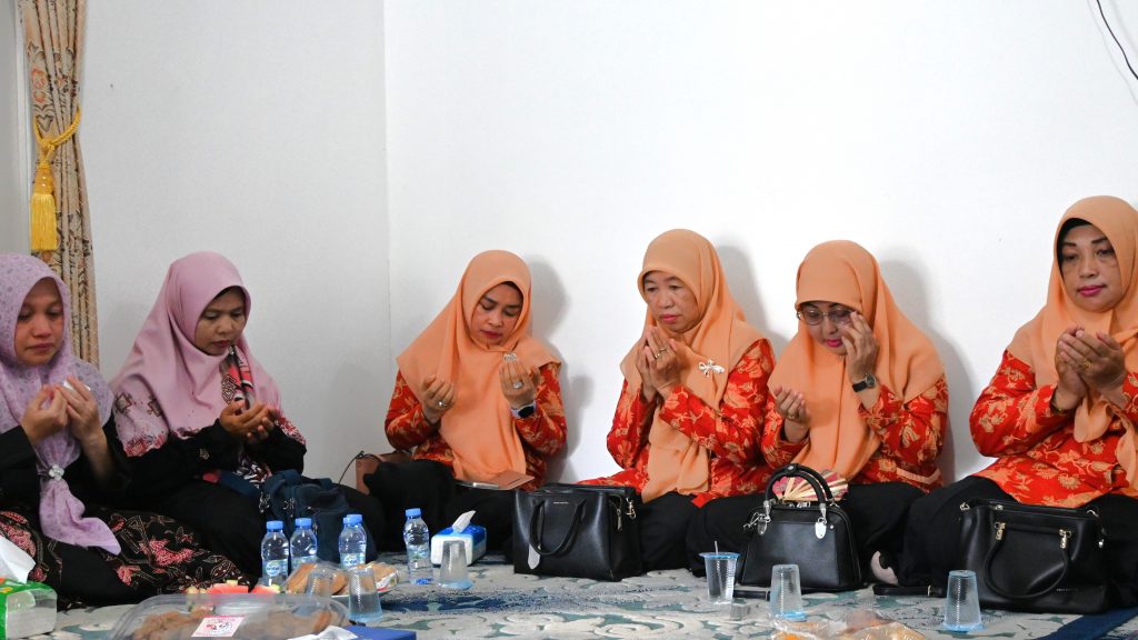 Para pengurus DWP UIN Antasari Banjarmasin saat mengikuti acara tahlilan Karo Saifi (Foto:Humas/Jamal Ripani)