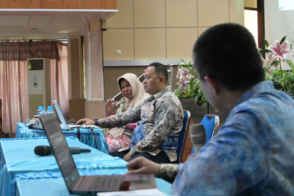 Prof. Dr. Hj. Evi Fatimatur Rusydiyah, M.Ag. saat memberikan masukan dari RPS yang dibuat (Foto:Humas/Achmad Magfur)