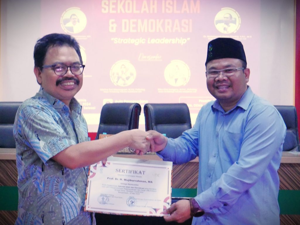 Rektor Prof. Dr. H. Mujiburrahman, M.A. saat menerima kenang-kenangan dari Kepala UPKK Dr. Taufik Hidayat, S.Psi., Psikolog, M.Kes. (Foto:UPKK)