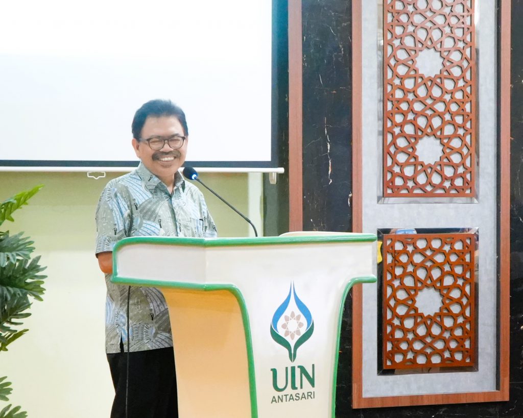 Rektor UIN Antasari Prof. Dr. H. Mujiburrahman, M.A. saat memberikan sambutan (Foto:Humas)