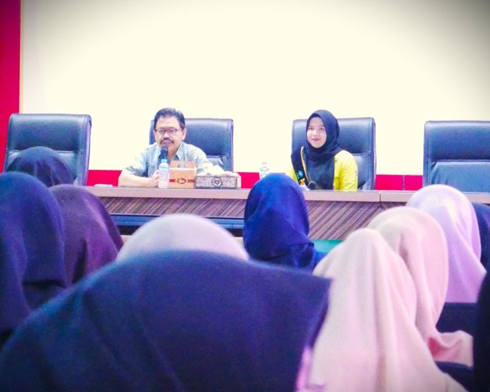 Rektor UIN Antasari Prof. Dr. H. Mujiburrahman, M.A. saat menjadi pemateri (Foto UPKK) - Copy