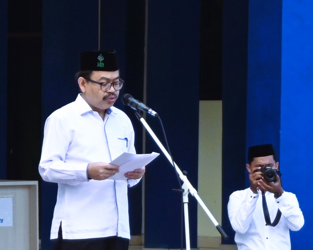 Rektor UIN Antasari saat membacakan sambutan tertulis Menkominfo RI (Foto:Humas/Jamal Ripani)