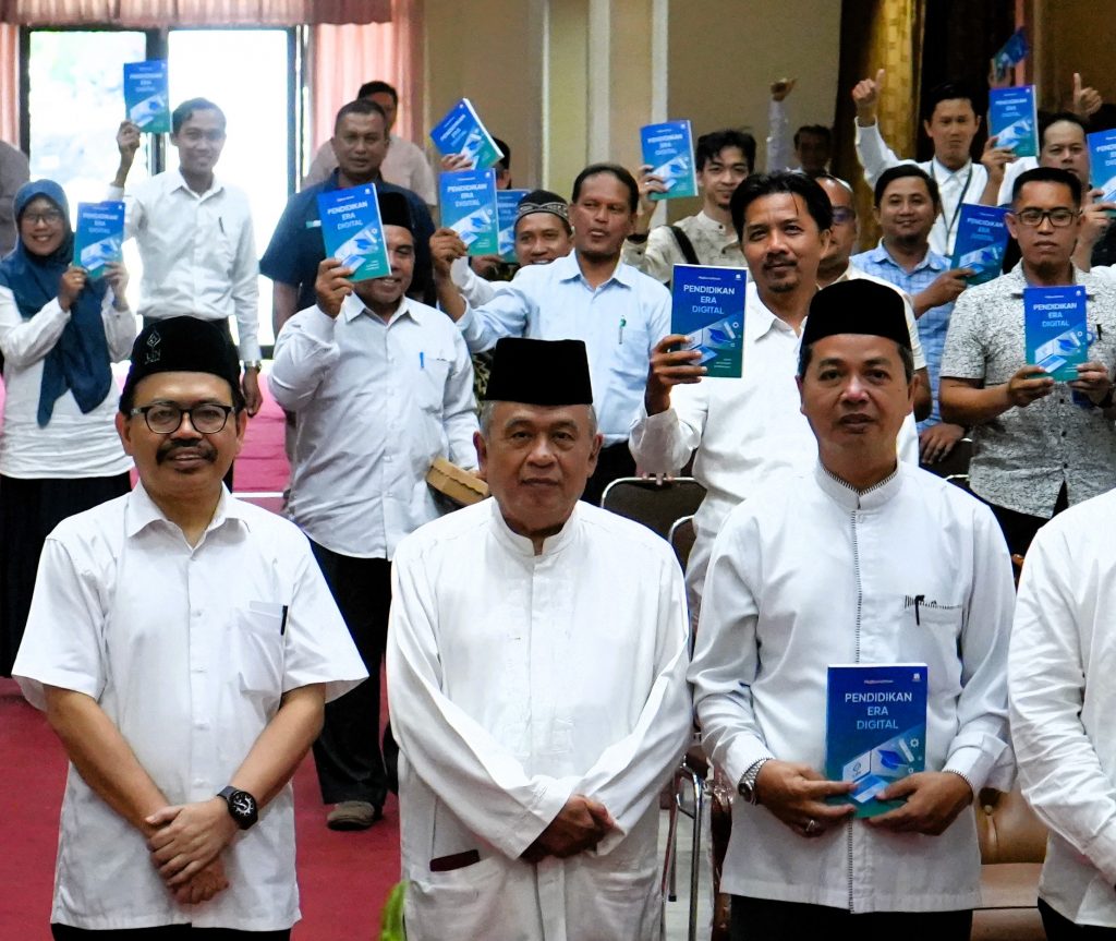 Rektor dan Bulkini (di belakang berbaju koko krem) di peluncuran buku Pendidikan Era Digital (Foto:Humas/Rudy Hermawan)