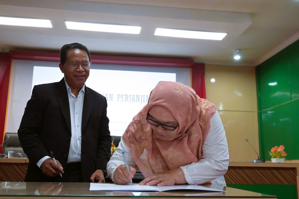 Wakil Dekan FEBI Bidang Kemahasiswaan dan Kerja Sama Dr. Hj. Zulpa Makiah, M.Ag. saat menandatangani MoU dengan Direktur Pascasarjana Unital (Foto:Humas)