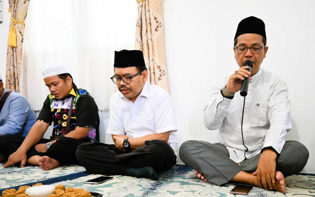 Wakil Rektor UIN Antasari Bidang AUPK Dr. H. Akhmad Sagir, M.Ag. saat memimpin pembacaan tahlil (Foto:Humas/Jamal Ripani)