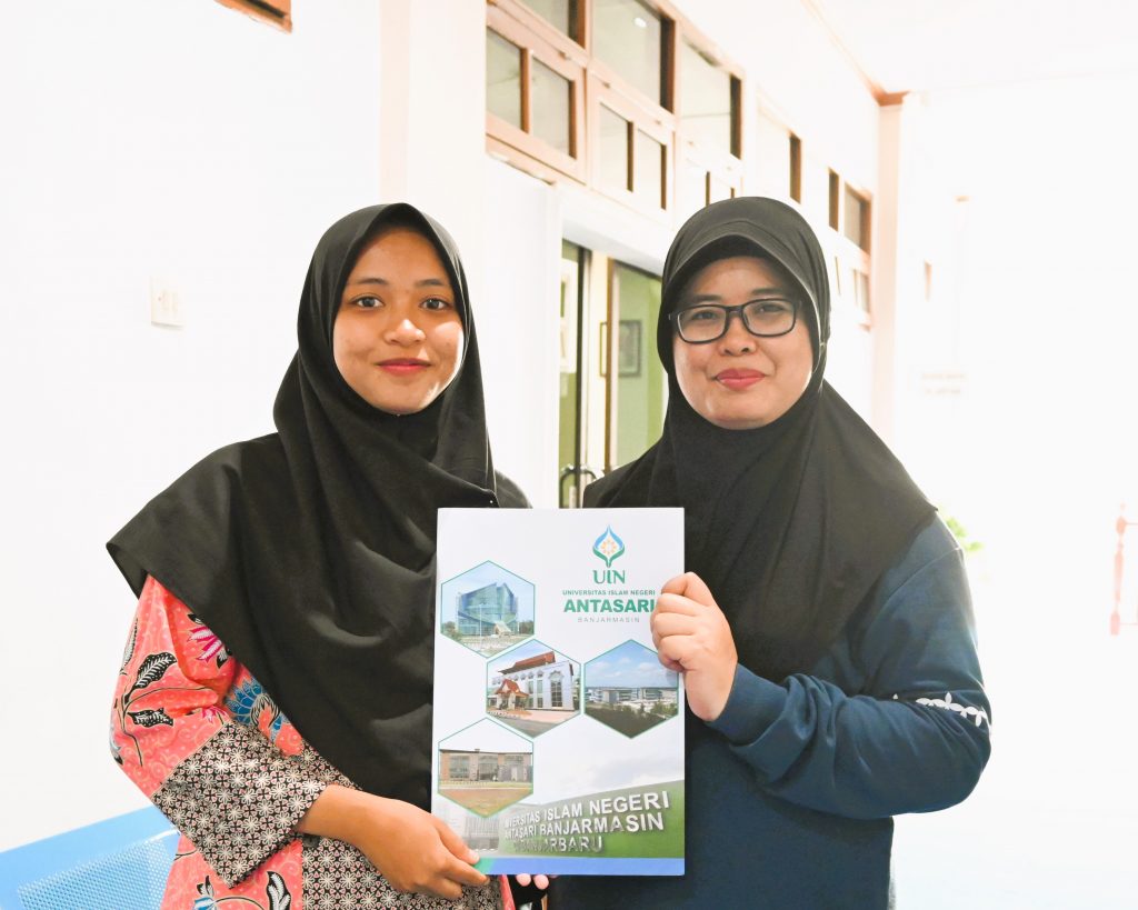 Wifda Muna Fatihia, M.Tr.Kom. saat ditemani Mufidatun Nisa, S.Th.I., M.Fil.I. keliling mengenali suasana perkantoran UIN Antasari (Foto Humas Jamal Ripani)