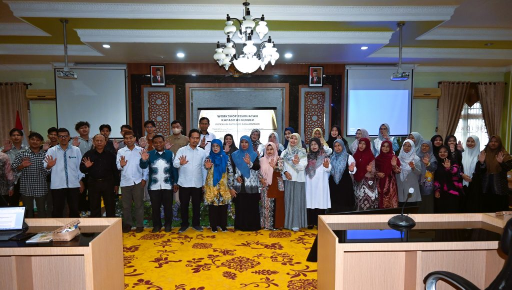 Foto bersama Pimpinan UIN Antasari dengan panitia, narasumber, dan para peserta (Foto:Humas/Jamal Ripani)