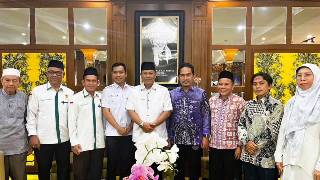 Foto bersama Pj Bupati Batola dengan rombongan dari UIN Antasari (Foto:LP2M/Muhammad Fahmi Nurani)