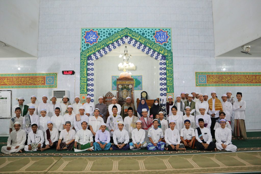 Foto bersama bagian 1 para mahasantri tahap 3 tahun akademik 2023 2024 (Foto:Humas/Achmad Magfur)