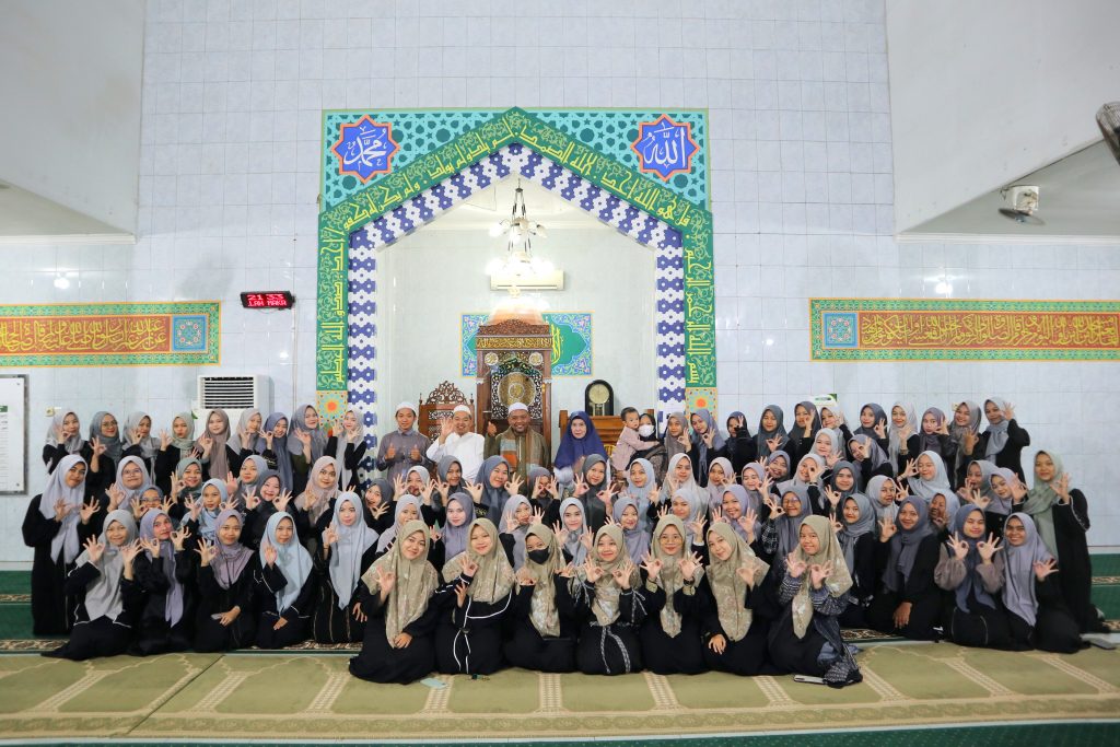 Foto bersama para mahasantriwati asrama 3 program pemondokan tahap 3 tahun akademik 2023 2024 (Foto:Humas/Achmad Magfur)