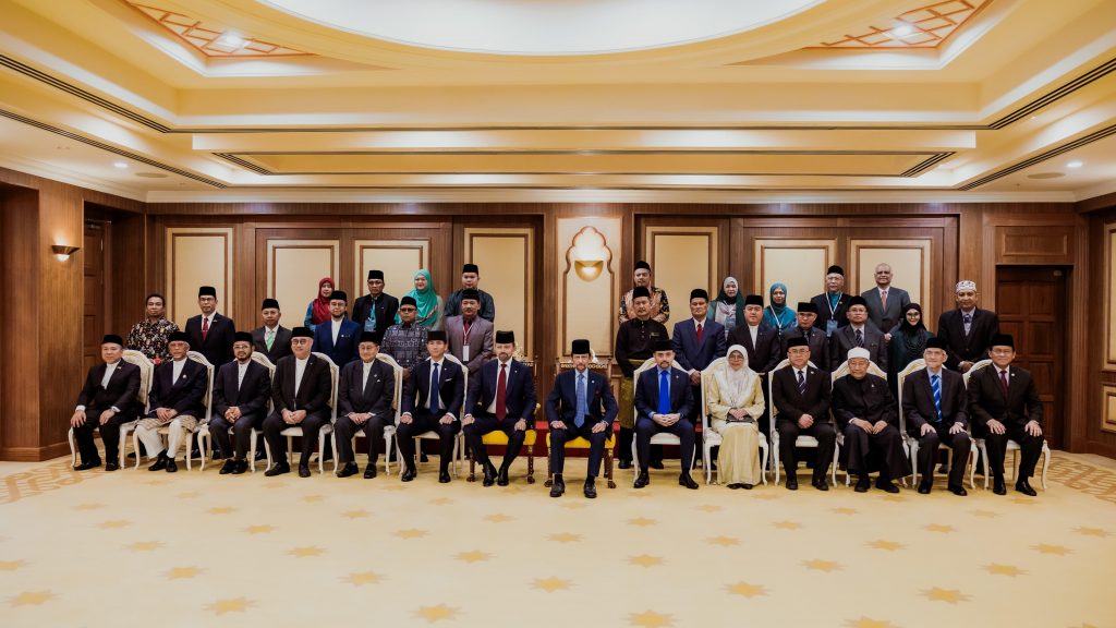Foto tamu undangan bersama Sultan Haji Hassanal Bolkiah beserta kerabat diraja