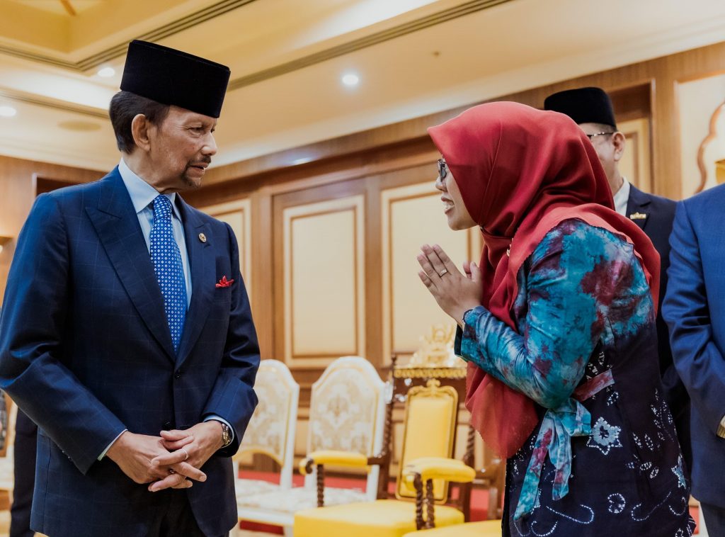 Kaprodi TBI Afifah Linda Sari, M.Pd. sowan ke Sultan mewakili Rektor UIN Antasari