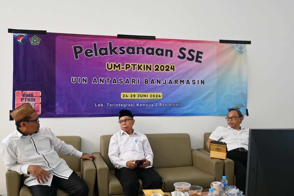Karo AUPKK, Dekan FTK, dan Wakil Rektor Bidang Kemahasiswaan dan Kerja Sama saat hadir di lokasi SSE UM-PTKIN 2024 (Foto:Humas/Achmad Magfur)