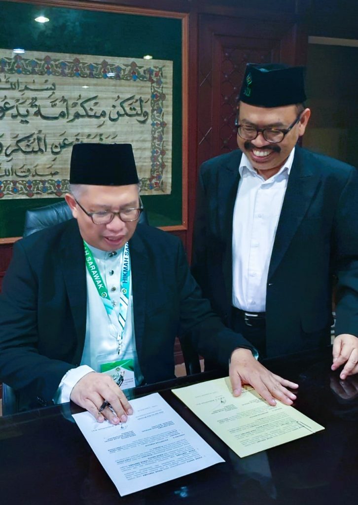 Ketua Pegawai Eksekutif Hikmah Haji Alwi bin Haji Morshidi saat menandatangani perpanjangan MoU dengan UIN Antasari.