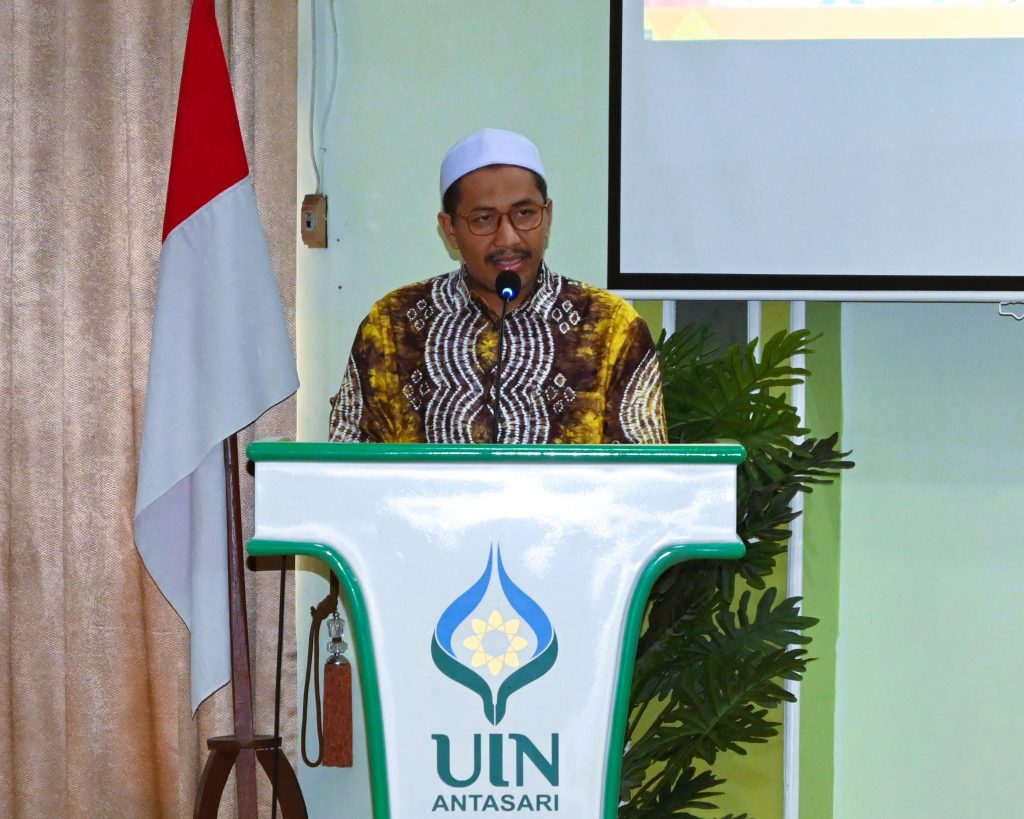 Ketua Pusjibang-PI FTK UIN Antasari Fathullah Munadi, S.Ag., M.A. saat menyampaikan laporan (Foto:Humas/Jamal Ripani)