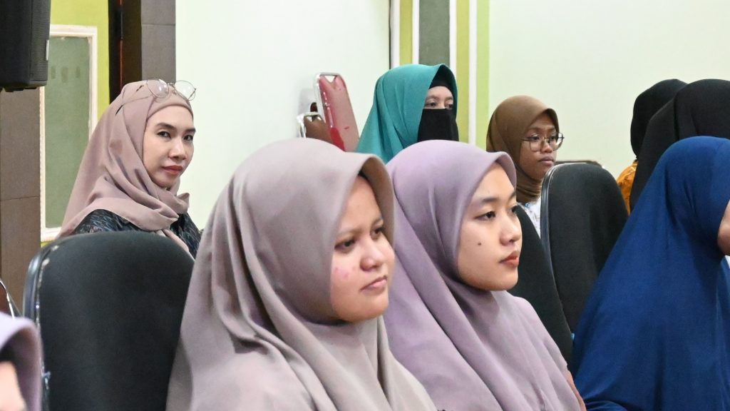 Para dosen dan mahasiswi saat mengikuti kuliah tamu internasional (Foto:Humas/Jamal Ripani)