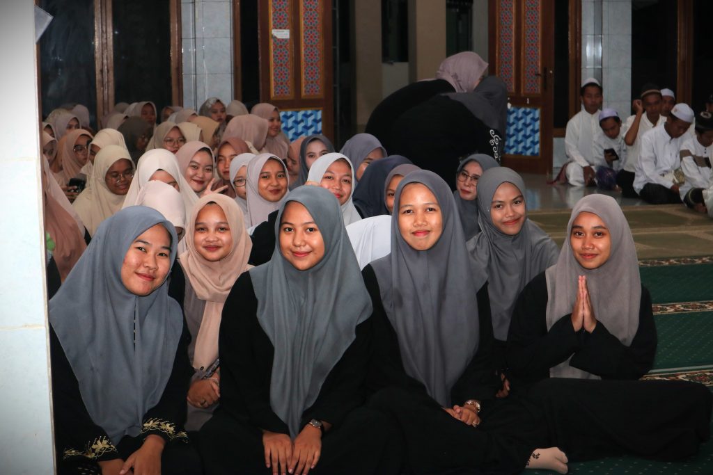 Para mahasantriwati sudah berada di masjid mengikuti acara penutupan (Foto:Humas/Achmad Magfur)