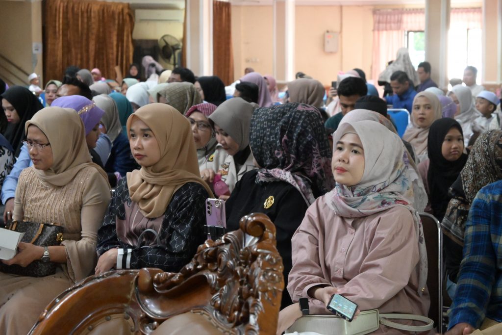 Para orang tua anak didik PAUD Terpadu Tarbiyatul Athfal saat mengikuti acara pembukaan (Foto:Humas/Achmad Magfur)