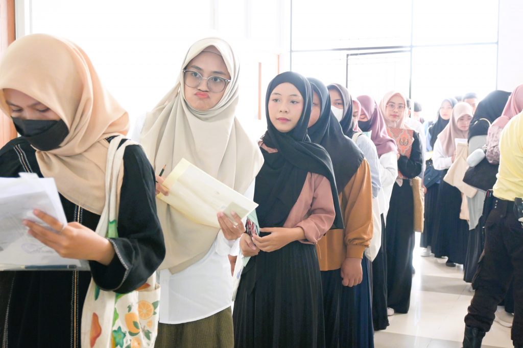 Para peserta saat antre memasuki ruang ujian (Foto:Humas/Jamal Ripani)