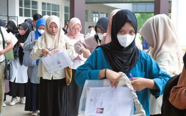 Para peserta saat bersiap memasuki ruang ujian (Foto:Humas/Jamal Ripani)