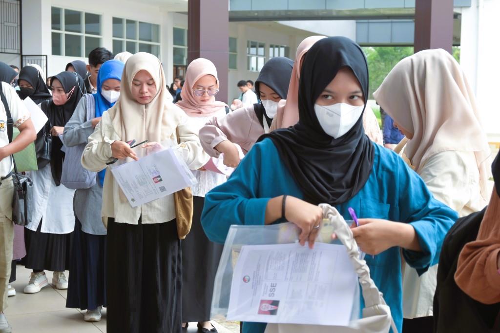 Para peserta saat bersiap memasuki ruang ujian (Foto:Humas/Jamal Ripani)