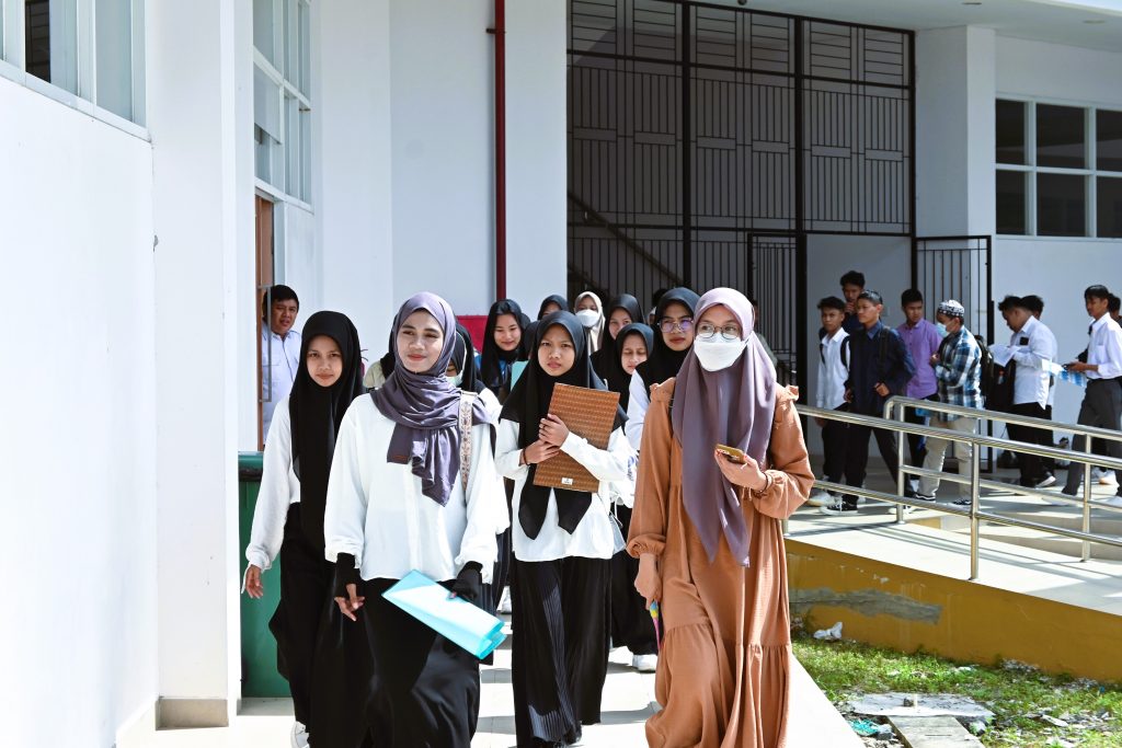 Para peserta saat bersiap memasuki ruangan (Foto:Humas/Achmad Magfur)