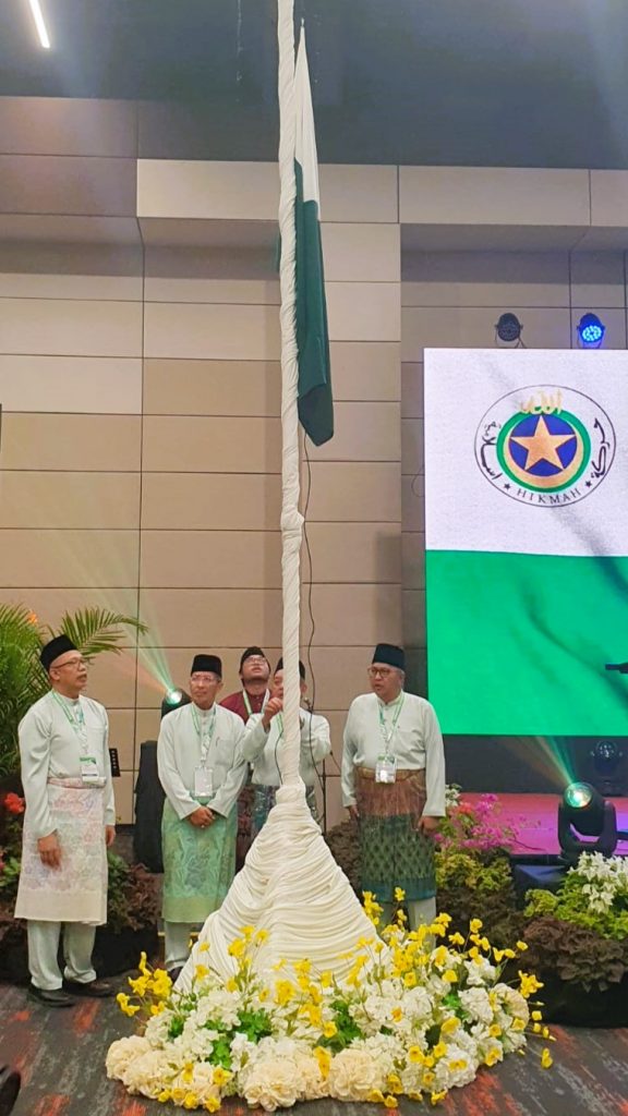 Penaikan bendera Hikmah Sarawak oleh pimpinan organisasi.