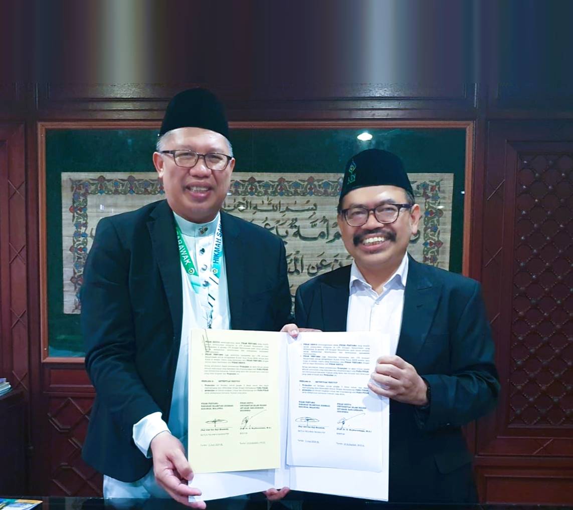 Pimpinan Yayasan Hikmah Sarawak berfoto bersama Rektor UIN Antasari usai menandatangani perpanjangan MoU.