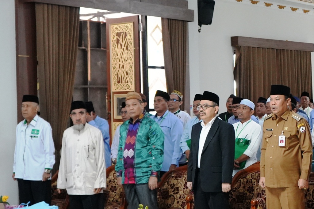 Pj Bupati Batola, Rektor UIN Antasari saat hadir di pembukaan Bahtsul Masail Batola 2024 (Foto Humas Rudy Hermawan) - Copy