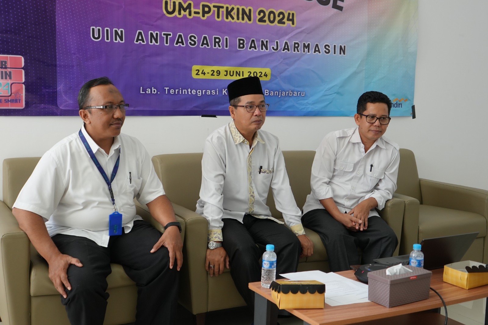 Plt Karo AAKK, Wakil Rektor Bidang AUPK, dan Kepala UTIPD saat menghadiri secara daring pembukaan UM-PTKIN 2024 (Foto:Humas/Rudy Hermawan)