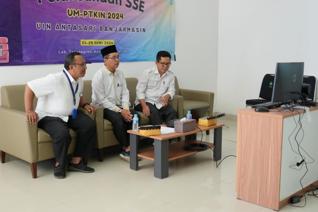 Plt Karo AAKK, Wakil Rektor Bidang AUPK, dan Kepala UTIPD saat menghadiri secara daring pembukaan UMPTKIN 2024 (Foto:Humas/Rudy Hermawan)