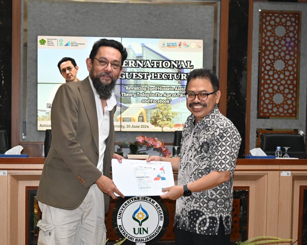 Prof. Dr. Farish A. Noor saat menerima penghargaan dari Rektor UIN Antasari (Foto:Humas/Jamal Ripani)