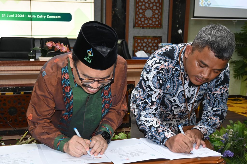 Rektor UIN Antasari saat menandatangani nota kesepahaman dengan mitra kerja (Foto:Humas/Jamal Ripani)
