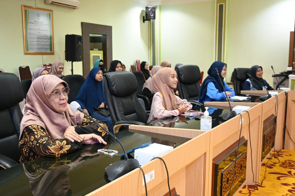 Wakil Rektor UIN Antasari Bidang Akademik dan Kelembagaan Dr. Hj. Nida Mufidah, M.Pd. saat ikut mendengarkan kuliah tamu internasional (Foto:Humas/Jamal Ripani)