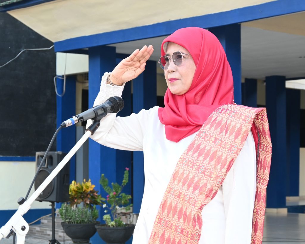 Wakil Rektor UIN Antasari Bidang Akademik dan Kelembagaan Dr. Hj. Nida Mufidah, M.Pd. saat menjadi pembina upacara (Foto:Humas)
