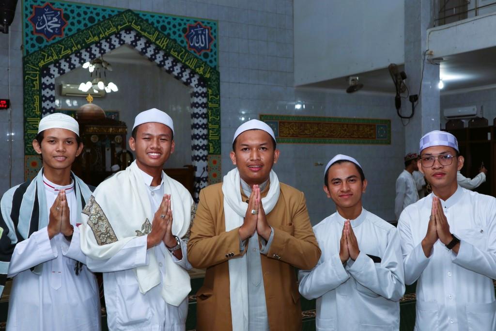 Yusril Ilham Muchtar (2 dari kanan) saat berfoto bersama teman-teman dan musrifnya (Foto Humas Achmad Magfur) - Copy