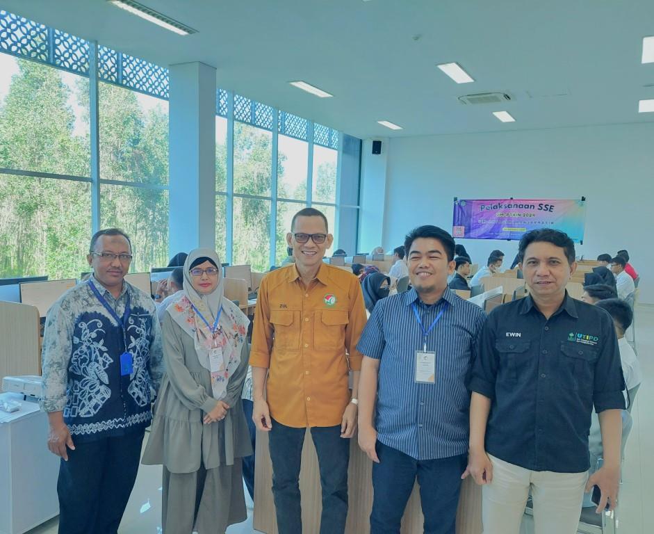 foto bersama Prof. Zulfahmi Alwi, M.Ag., Ph.D., (Foto panitia lokal)