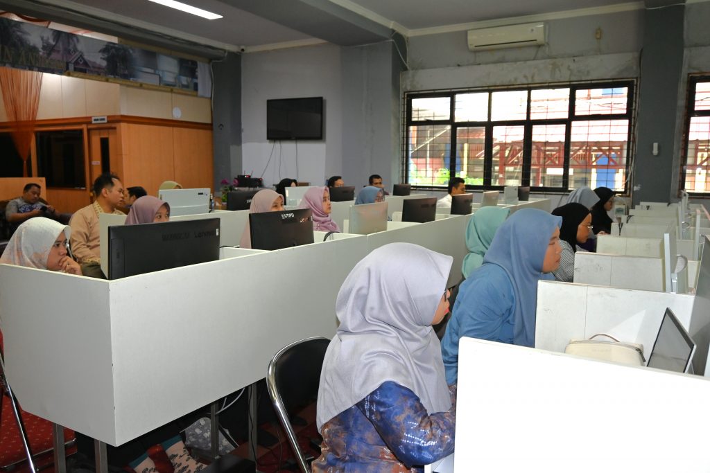 para peserta sedang mengikuti pelatihan aplikasi drillbit (foto humas Jamal Ripani)