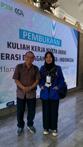 Bapak Nuryadin selaku Koordinator Pusat Pengabdian kepada Masyarakat bersama Kania Husna pada Acara Pembukaan KKN Moderasi Beragama se-Indonesia. (Foto:Dokumentasi Pribadi)