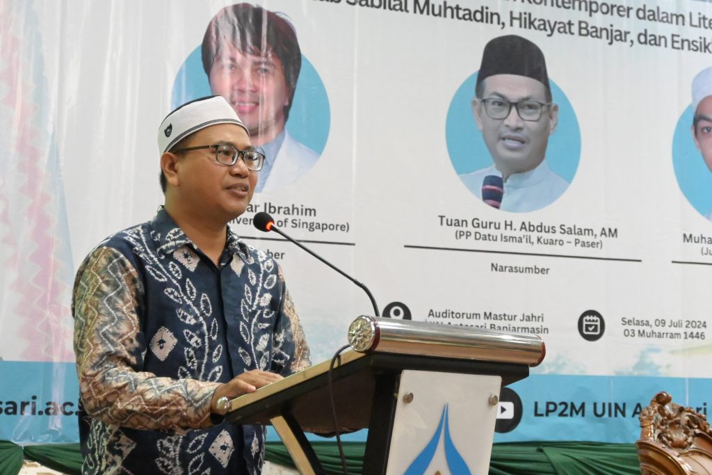 Ahmad Muhajir, Ph.D. sebagai moderator pada Seminar Internasional Raising Awareness (Foto Humas)