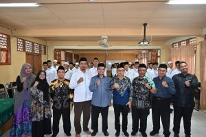 Foto bersama pimpinan pada Pembukaan Seleksi Mahasiswa baru Program Khusus Ulama UIN Antasari Banjarmasin Tahun 2024. (Foto:Humas/Jamal Ripani)