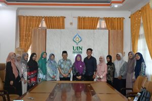 Foto bersama mahasiswa/i Program Student kegiatan Student Mobility Programme bersama Rektor dan Wakil Rektor Bidang Akademik dan Kelembagaan.