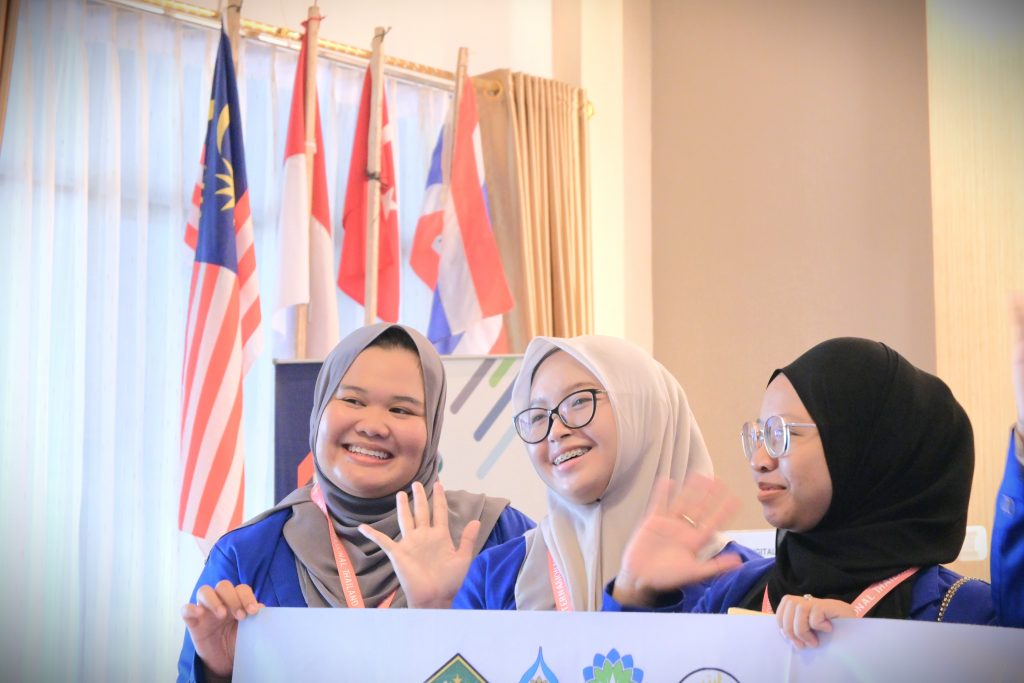 Nurul Aisyah (tengah) saat berfoto bersama teman-temannya (Foto:Humas/Achmad Magfur)