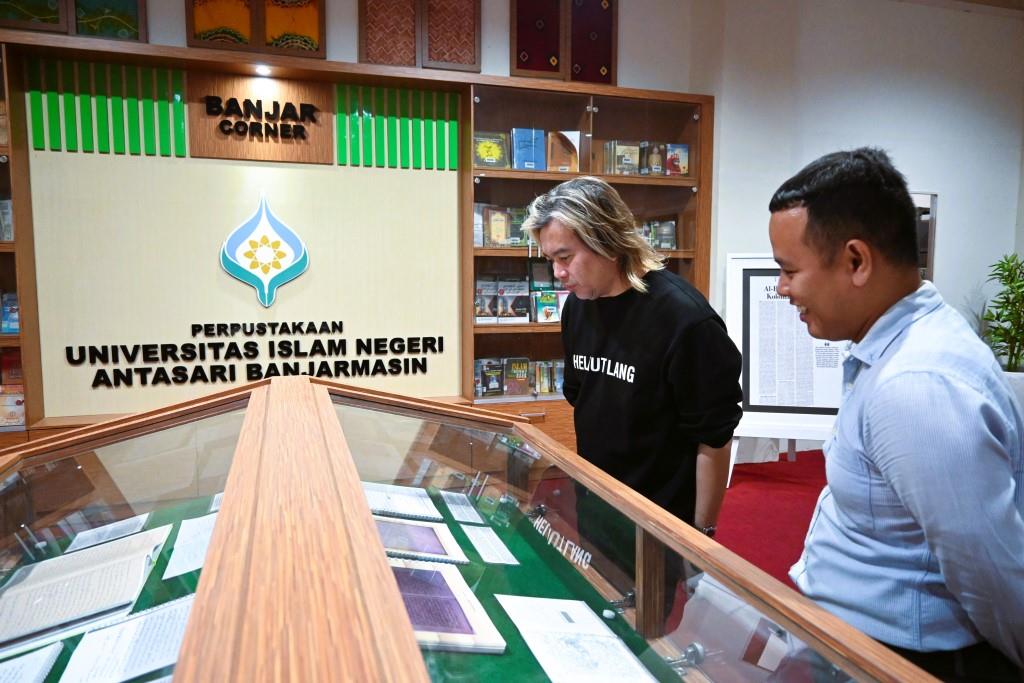 Dr. Azhar Ibrahim saat berkunjung ke Banjar Corner (Foto:Humas/Achmad Magfur)