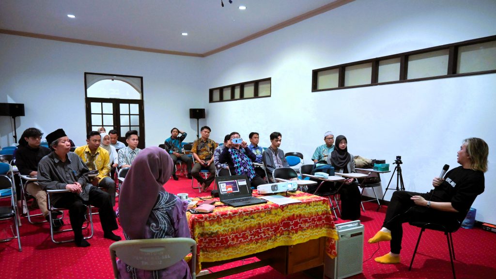 Dr. Azhar Ibrahim saat menjadi narasumber di Workshop Cataloging Banjar Corner (Foto:Humas/Jamal Ripani)